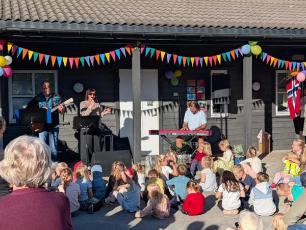 Lenke til artikkel: Enge barnehage feira 30 år