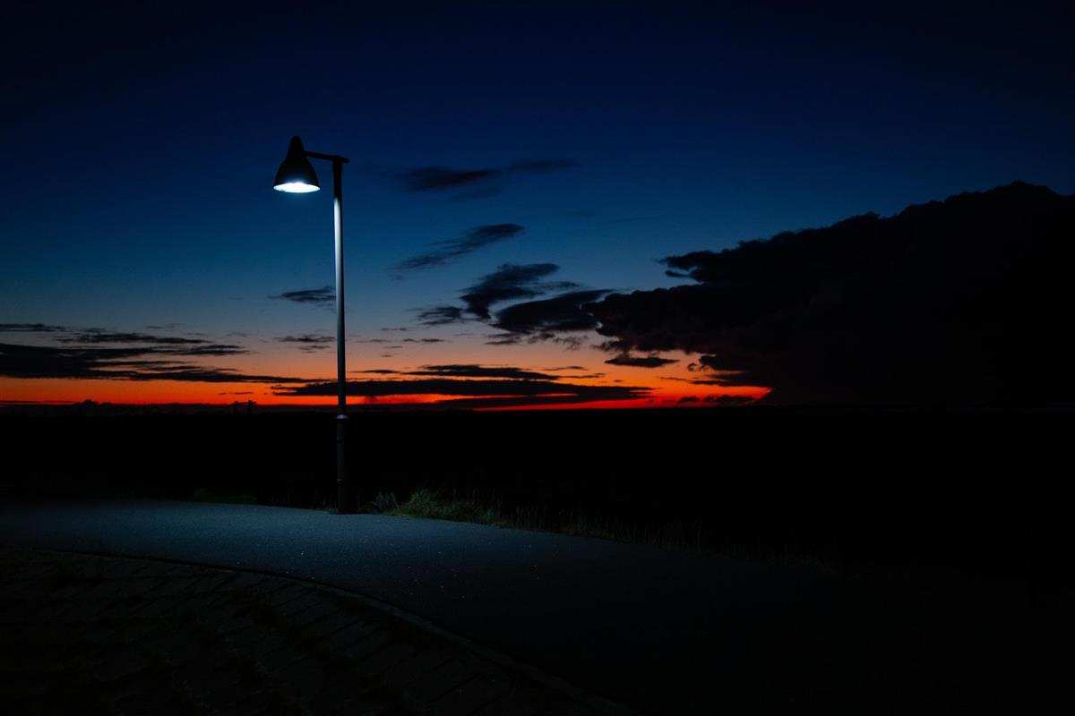 Gatelys i solnedgang - Klikk for stort bilde