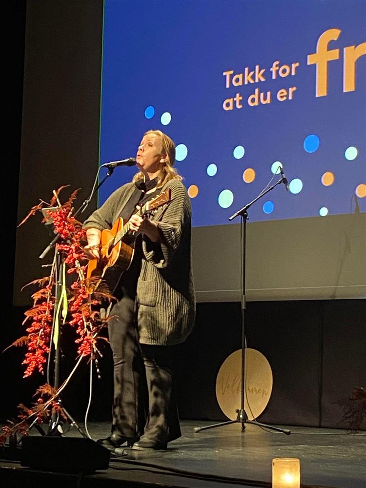 Astrid Eikemo spelar gitar og syng - Klikk for stort bilde
