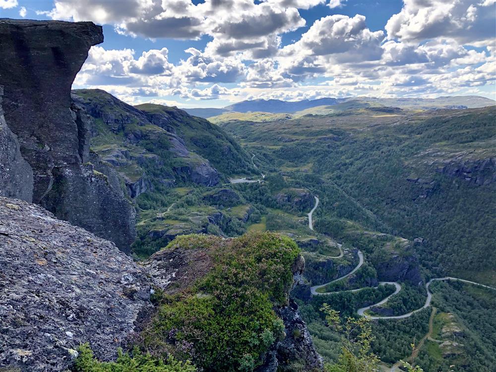 Turmål på fjellet, me ser vegen opp. - Klikk for stort bilde