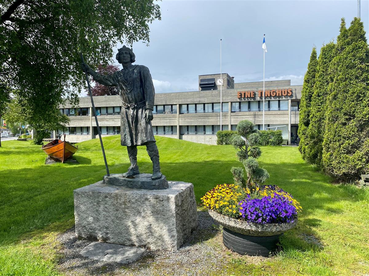 Tinghusparken med Magnus-statua - Klikk for stort bilde