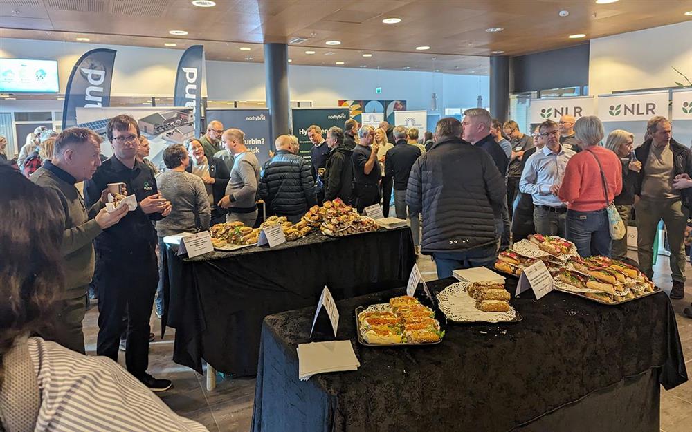 Folk og mat i foajeen - Klikk for stort bilde