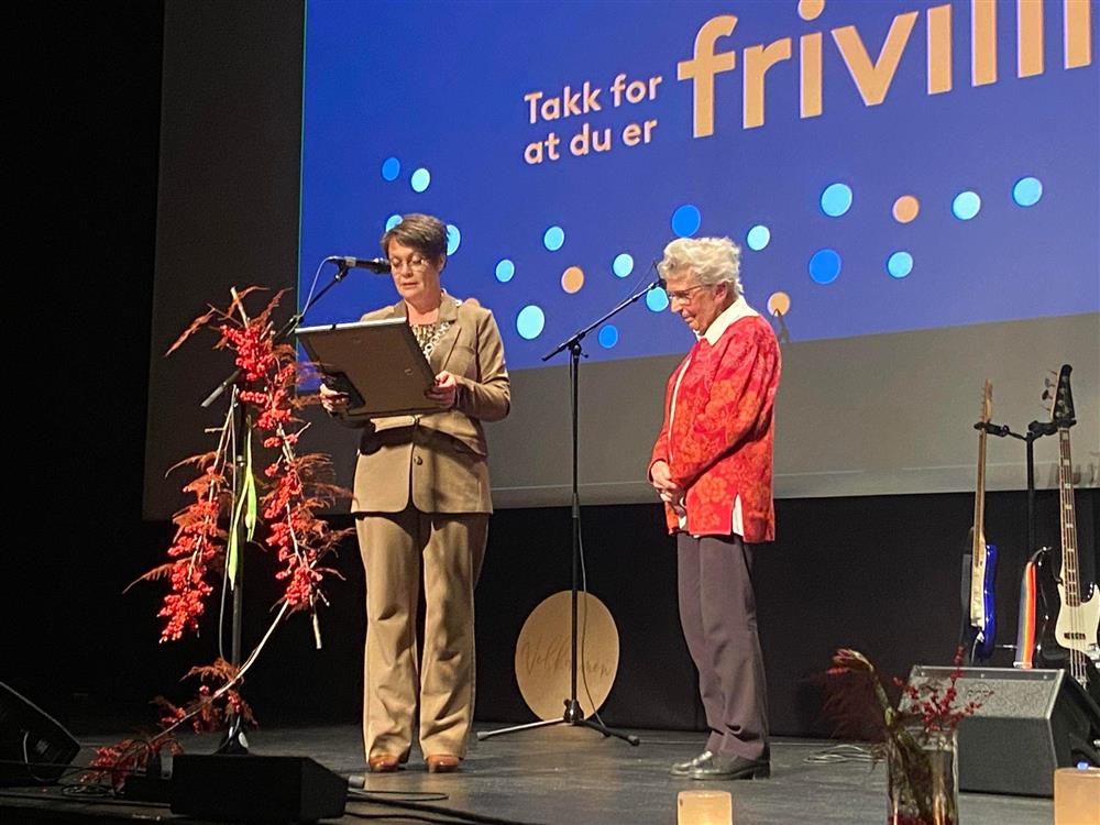 Ordføraren deler ut prisen til Liv Tungesvik - Klikk for stort bilde