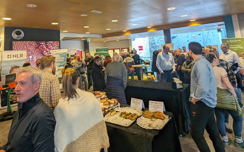 Folk og mat i foajeen - Klikk for stort bilde