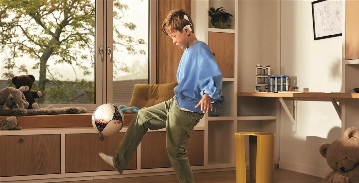 Gutt som triksar med fotball - Klikk for stort bilde