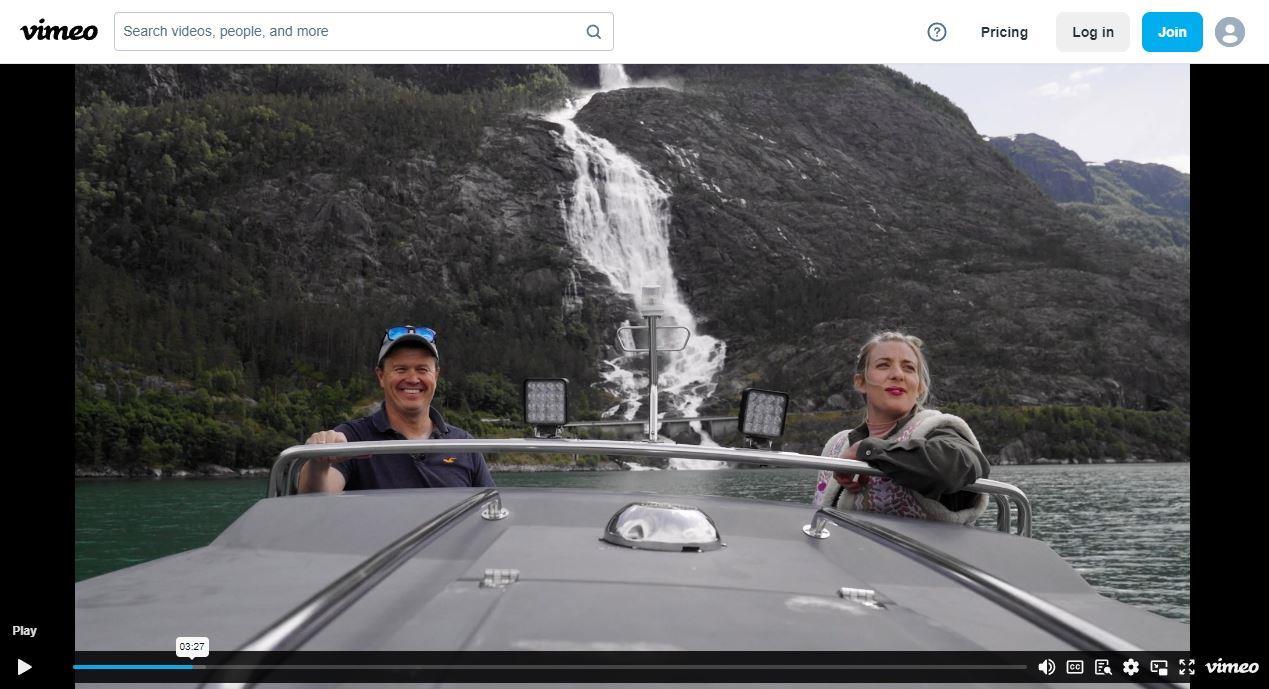 På båt framfor Langfoss
