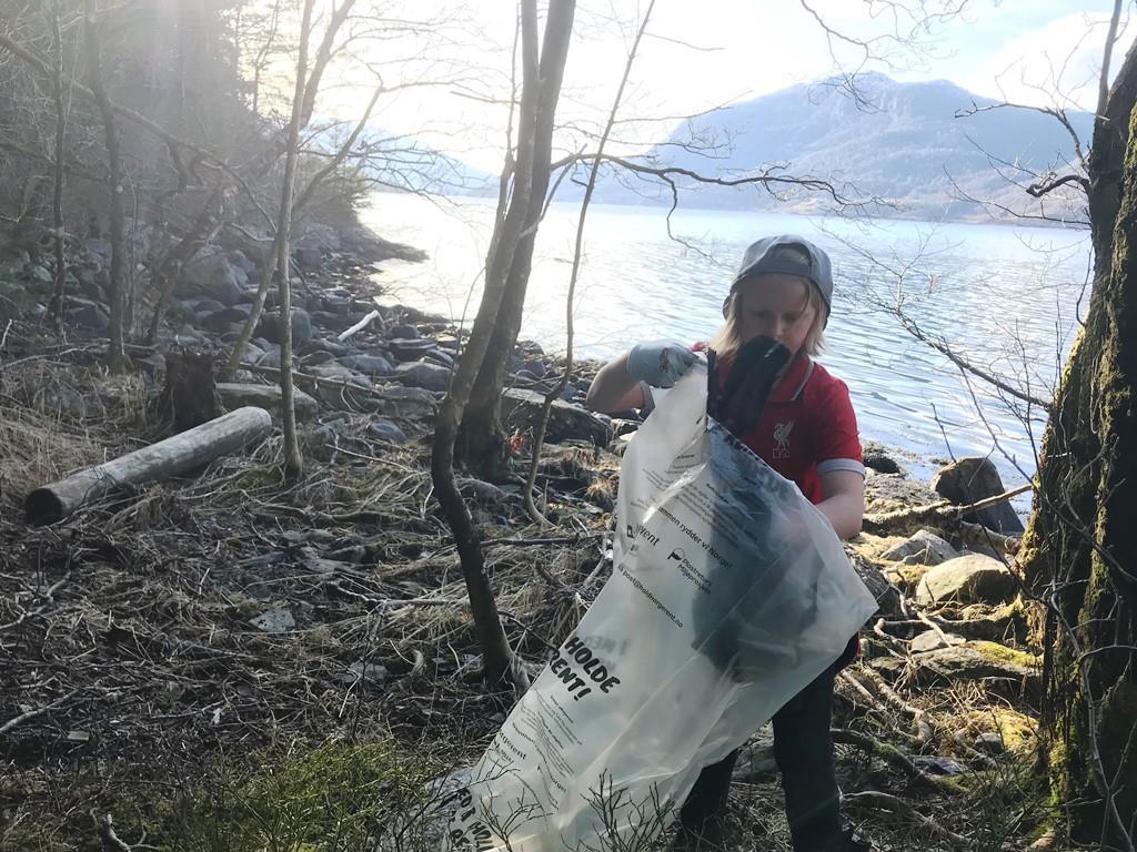 Jente plukkar boss - Klikk for stort bilde