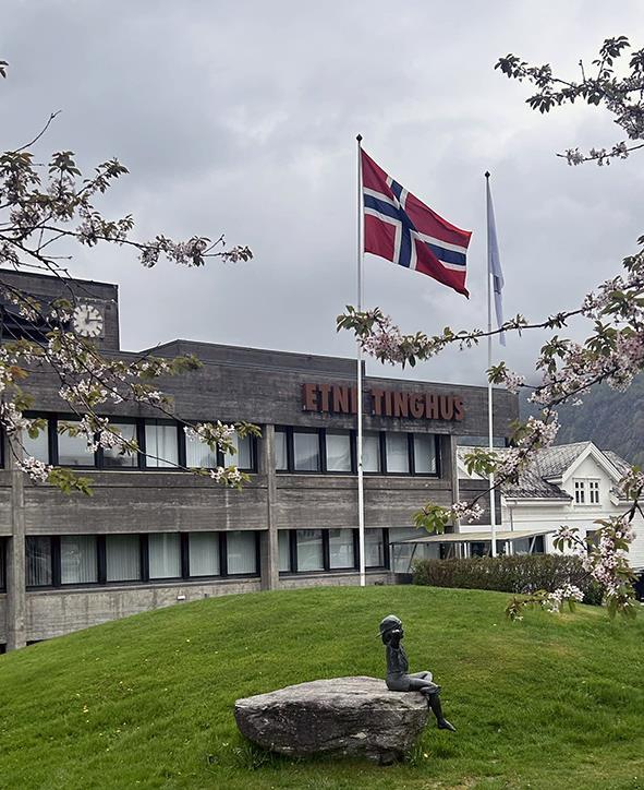 Flagging ved Tinghuset - Klikk for stort bilde