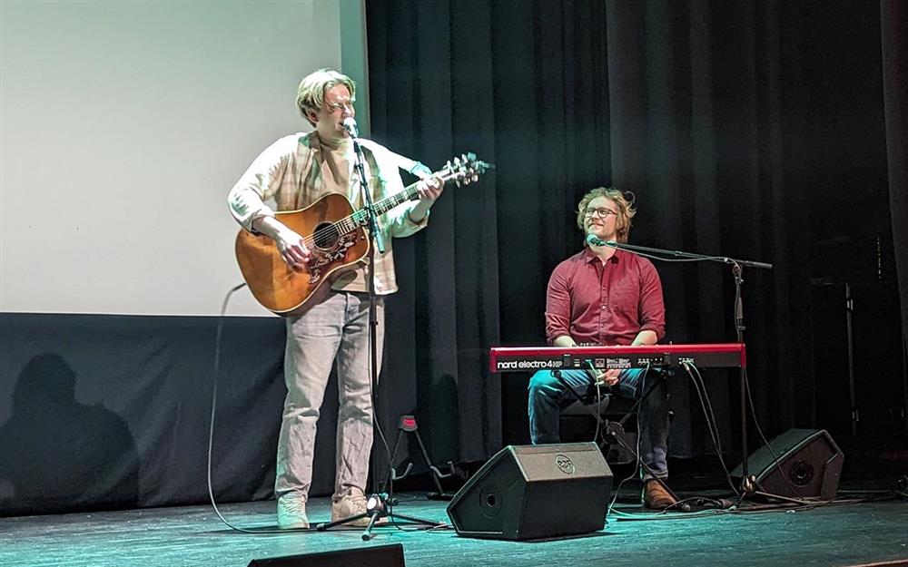 Musikarar på scenen - Klikk for stort bilde