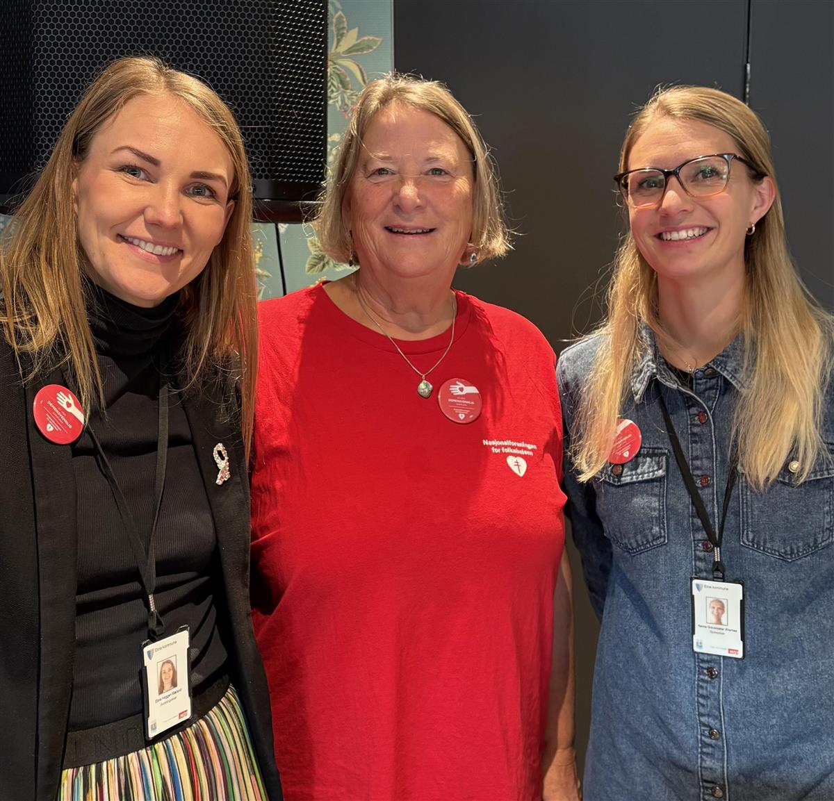 Tre smilande damer - Klikk for stort bilde