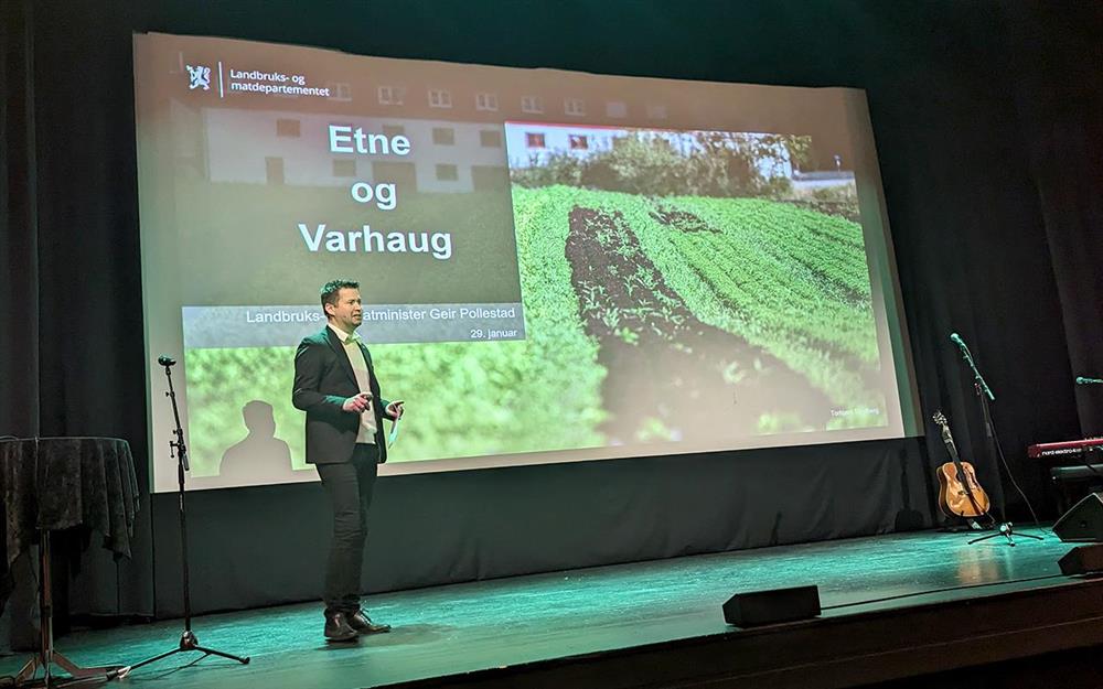 Mann framfor skjerm på scenen - Klikk for stort bilde