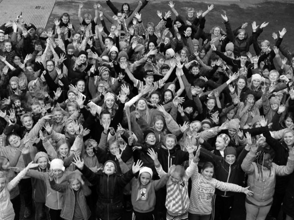 Mange barn med hendene i veret - Klikk for stort bilde